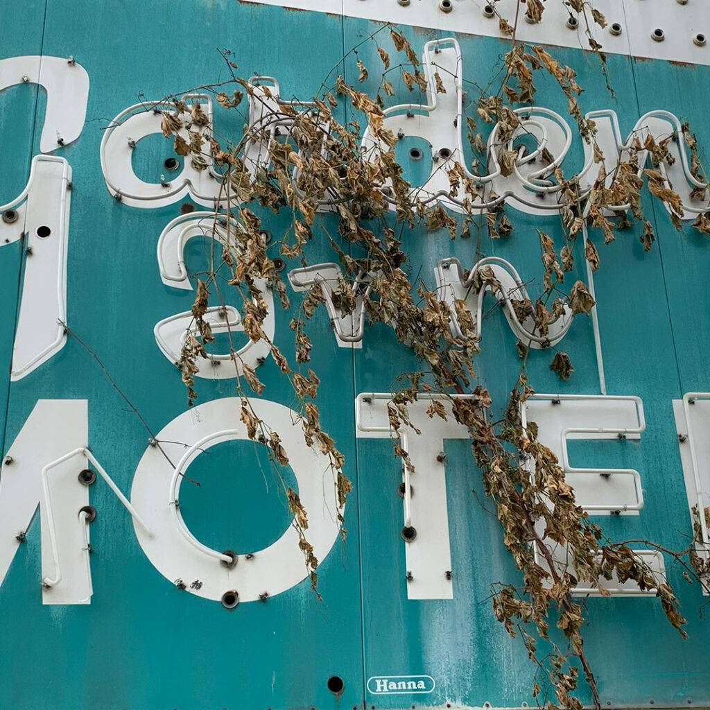 Neon road garden inn sign before restoration